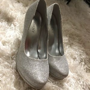 Sparkly heels size 7 (kinnda worn )